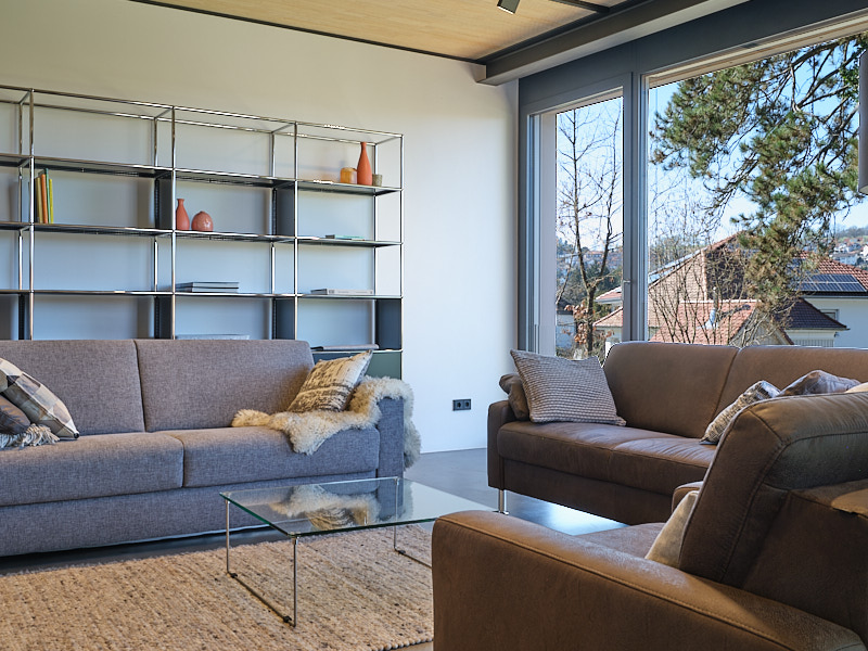 Wohnzimmer in einer Ferienwohnung mit Blick in den Garten.