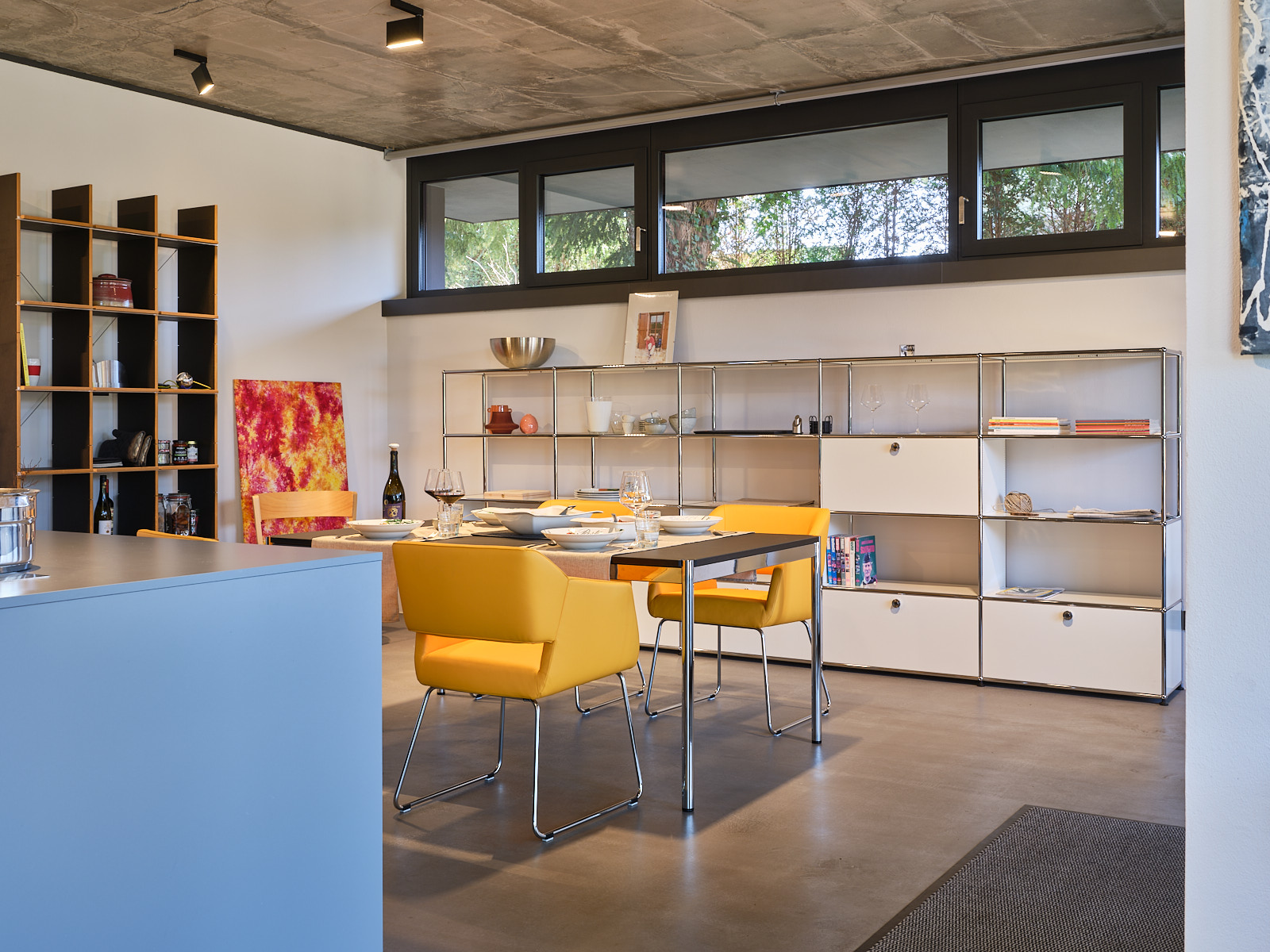 Foto eines modern eingerichteten Esszimmers in einer Ferienwohnung.