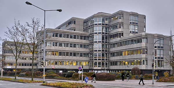 Verwaltungsgebäude mit Link zur Unterseite "Architektur, Innenarchitektur, Real Estate"