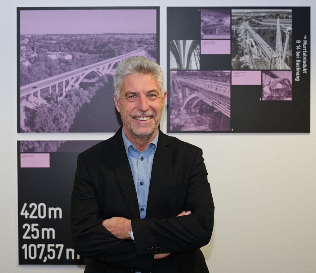 Männlicher Manager vor einer Infotafel