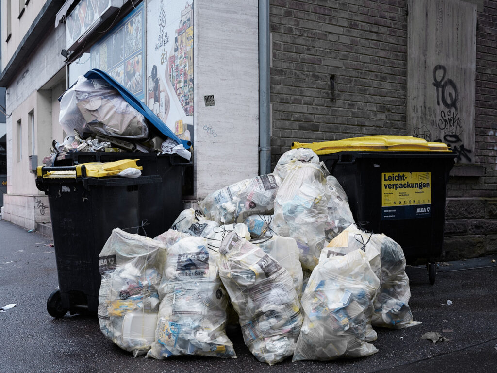 Große Ansammlung von Verpackungsmüll in einer Stadt.