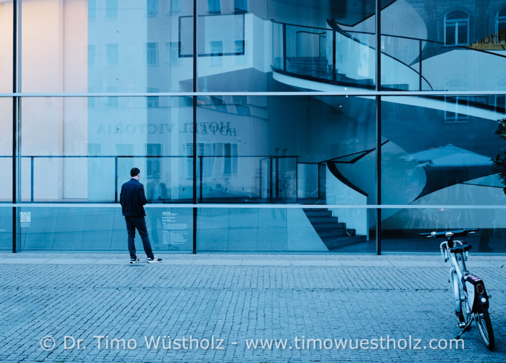 Architekturfoto am späten Abend einer Glasfassade mit spektakulärem Treppenhaus (Neues Museum Nürnberg)