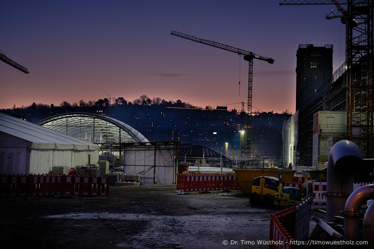 Reportagefoto: Blick auf die Baustelle von Stuttgart 21 in den frühen Morgenstunden