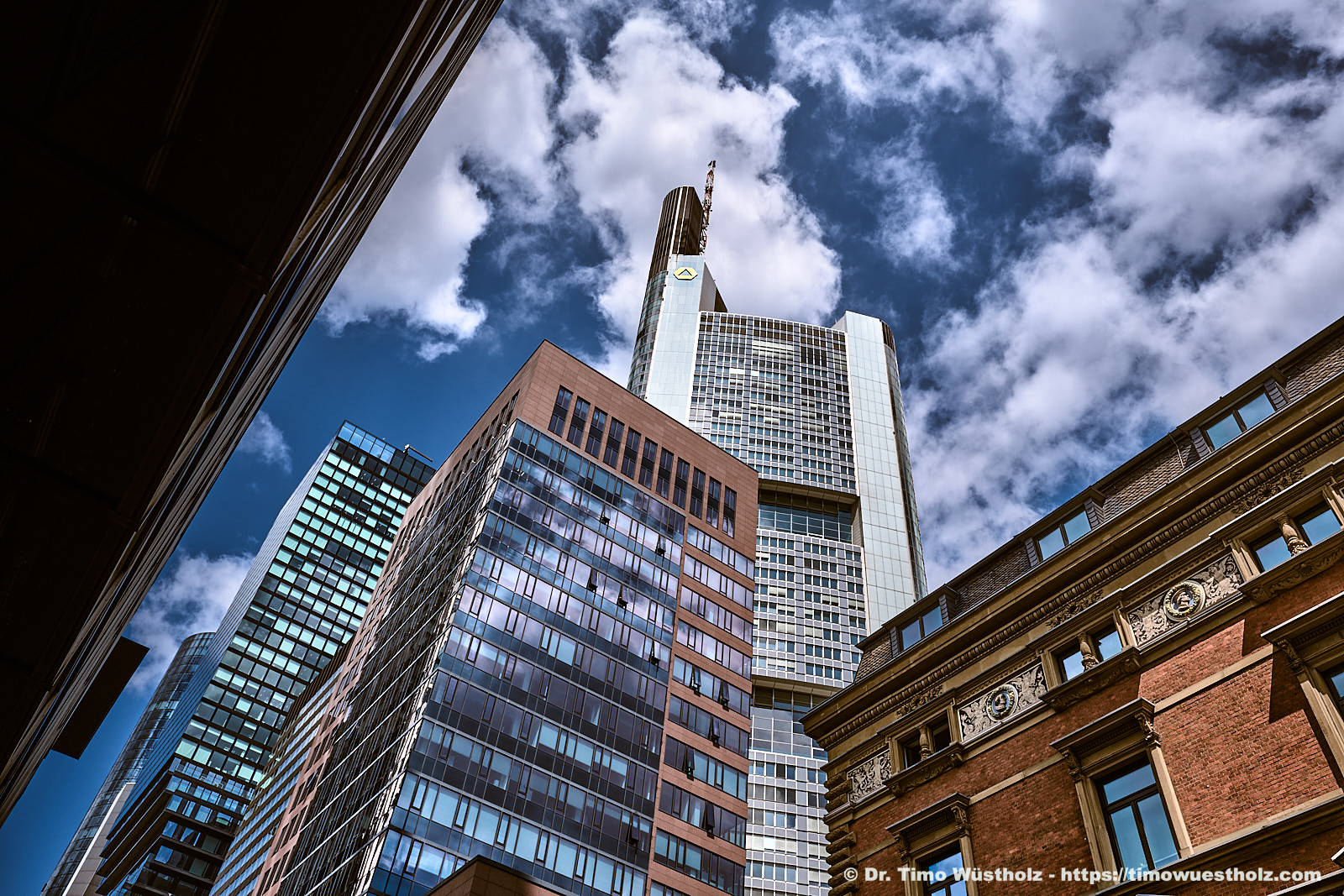 Frankfurt a.M. City: Blick nach oben in den Himmel mit dem Commerzbank-Hochhaus im Hintergrund