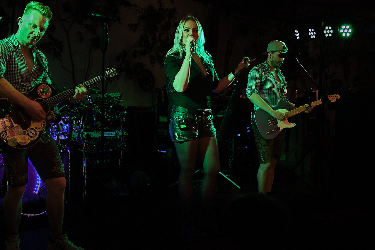 Konzertfotografie: Band auf einer Bühne mit Sängerin