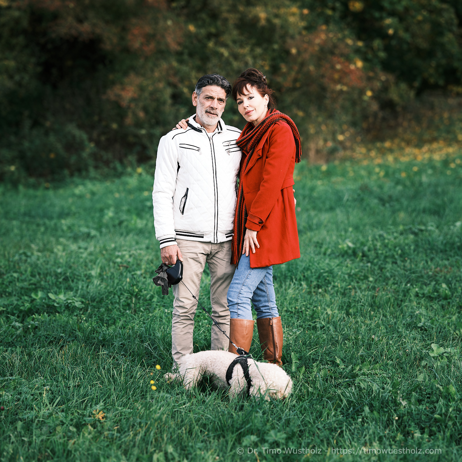 Paar auf einer grünen Wiese mit weißem Hund. Filmsimulation CLASSIC NEGATIVE