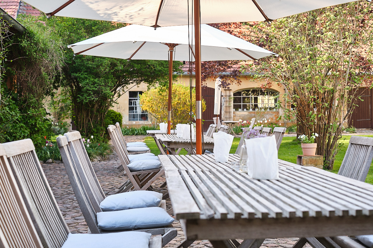 Tische und Stühle bei einer Feier