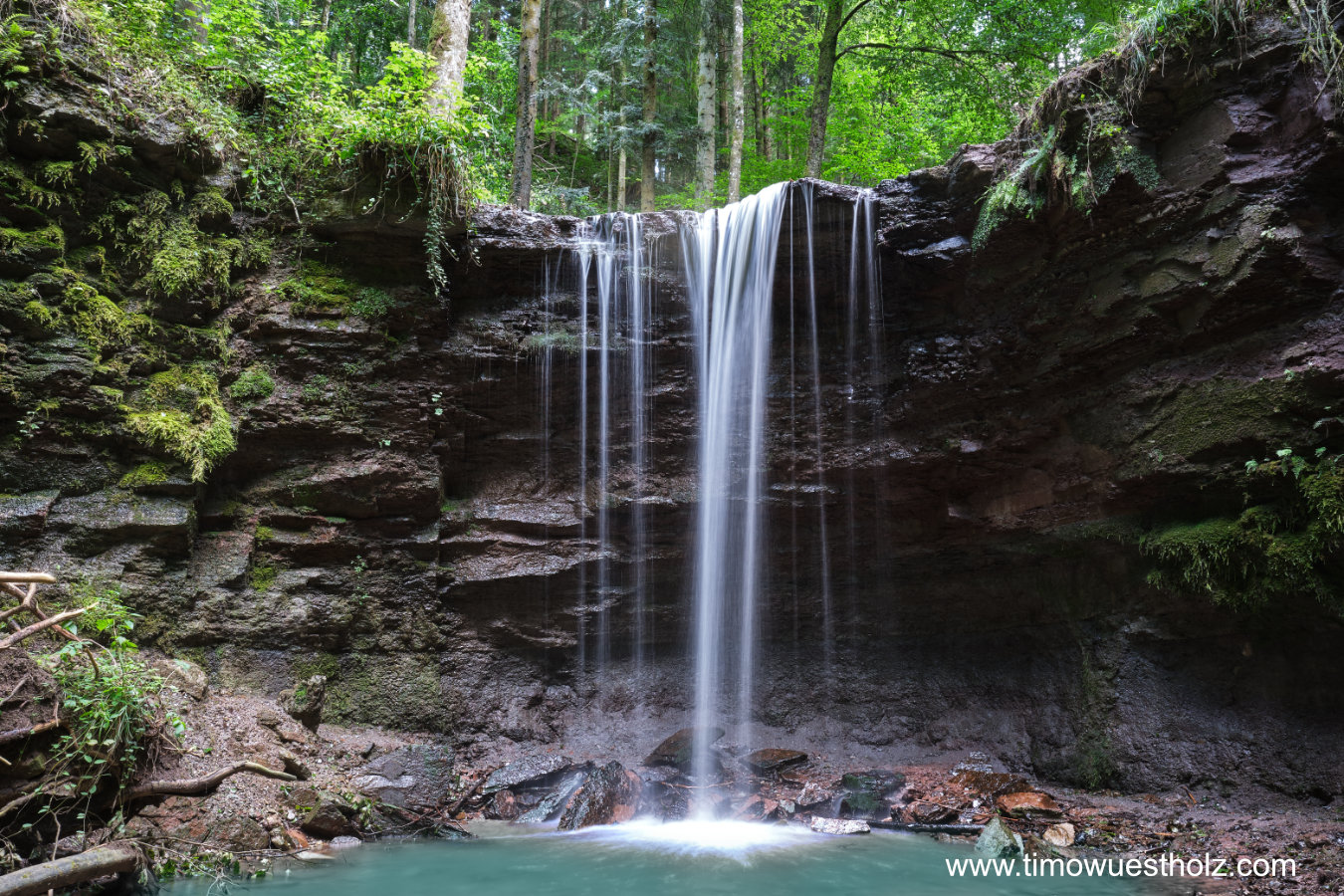 Wasserfall inmitten eines Waldes