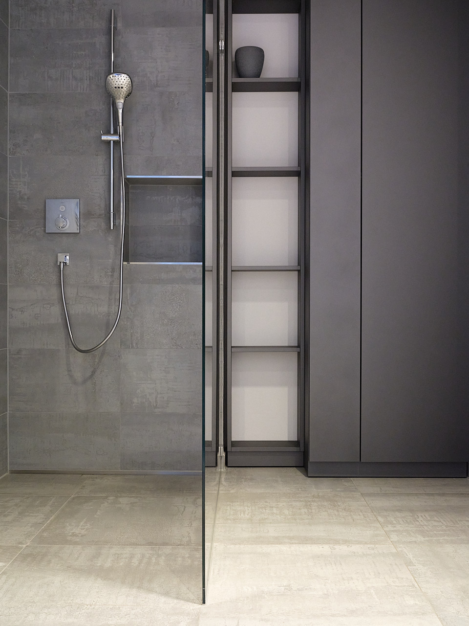 Moderne Dusche in einem stilvollen Bad in Antrazith.