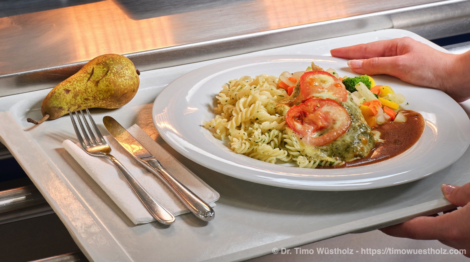 Essensausgabe im Betriebsrestaurant (ugs.: Kantine)