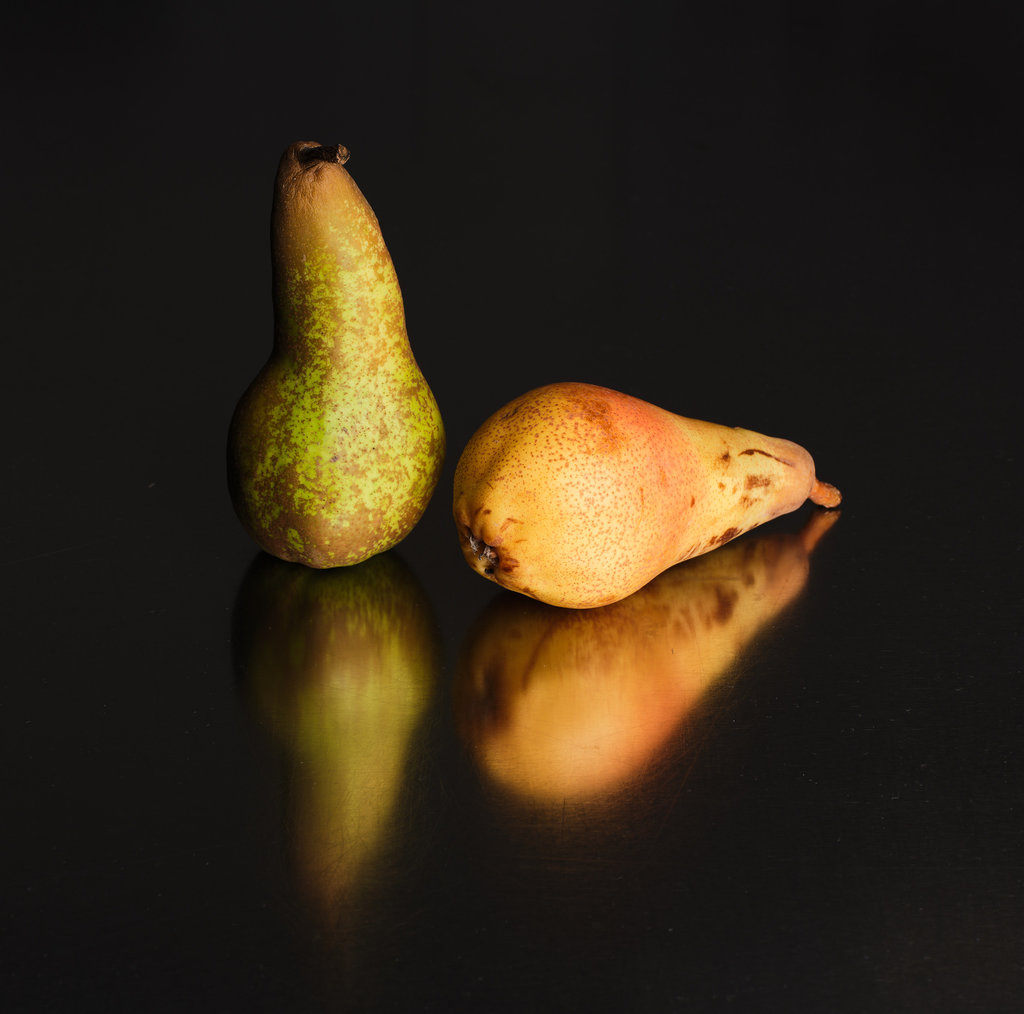 Produktfotos einer Birne: Links schön grün und rechts bereits gealtert