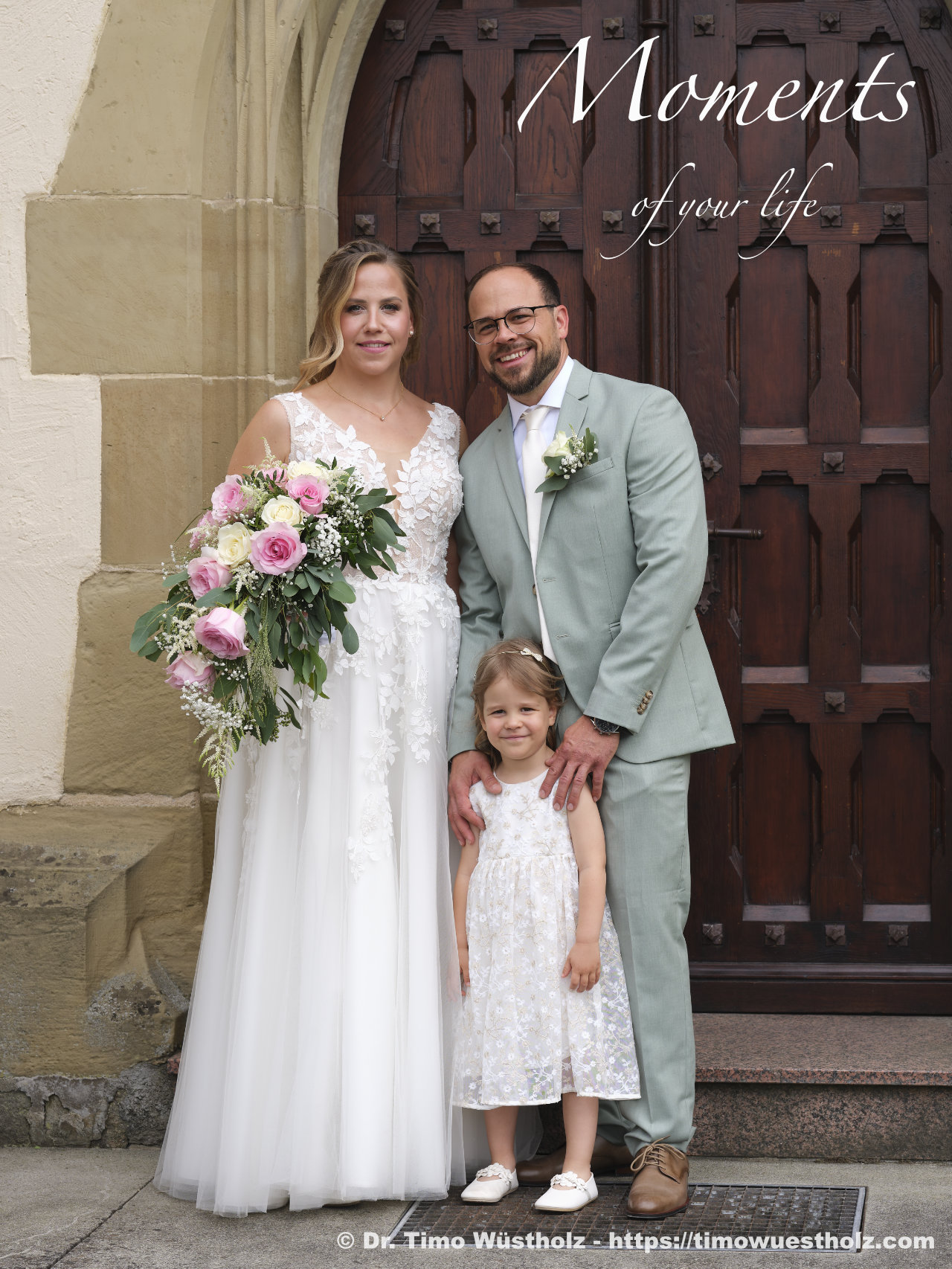 Hochzeitsfoto: Ein Brautpaar steht mit einem kleinen Kind vor einer Kirchentür