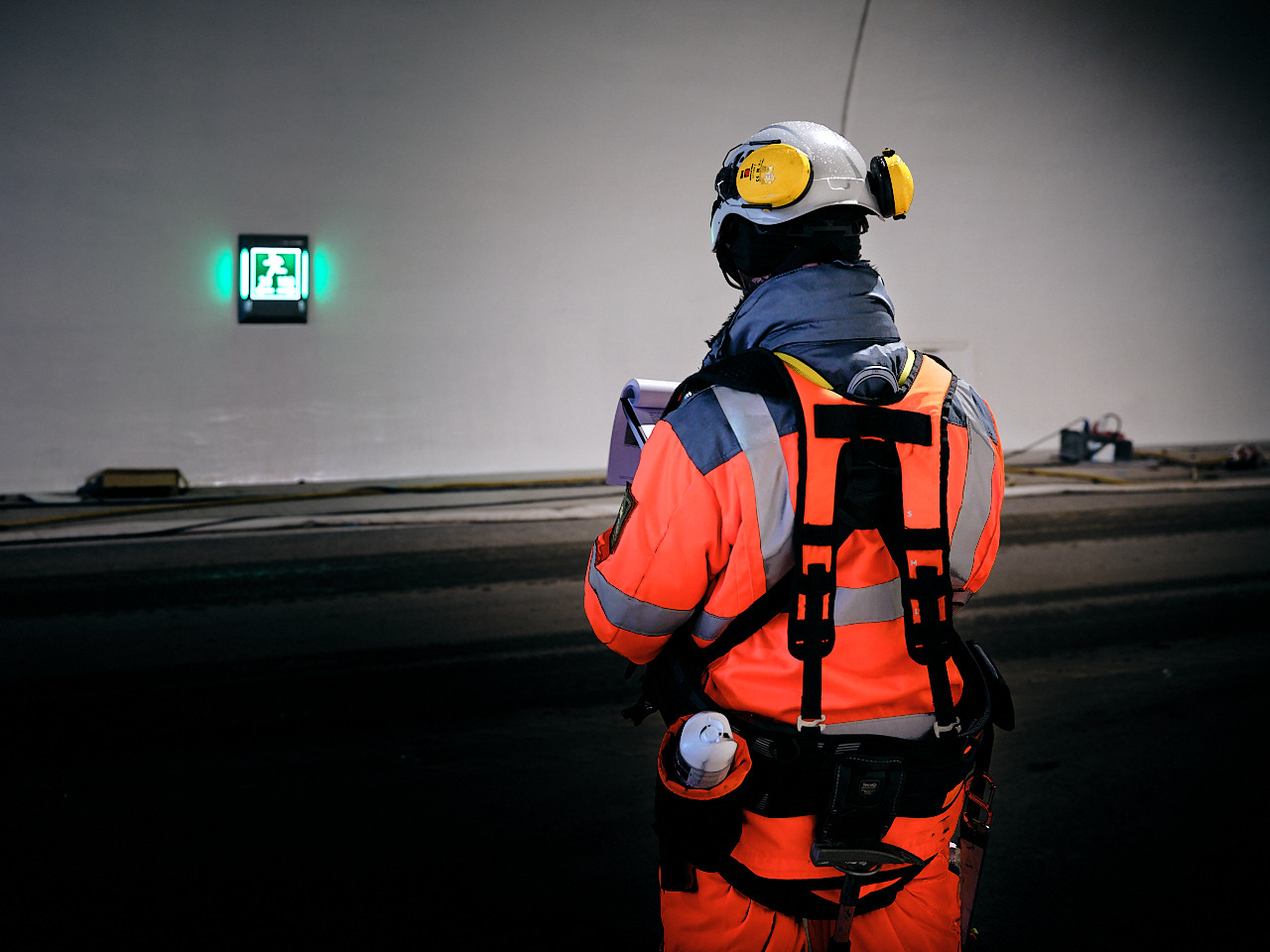 Ein Bauwerksprüfingenieur bereietet die Bauwerksprüfung eines Straßentunnels vor. Aufnahme im Rahmen einer Unternehmensreportage zur Dokumentation technischer Infrastruktur.