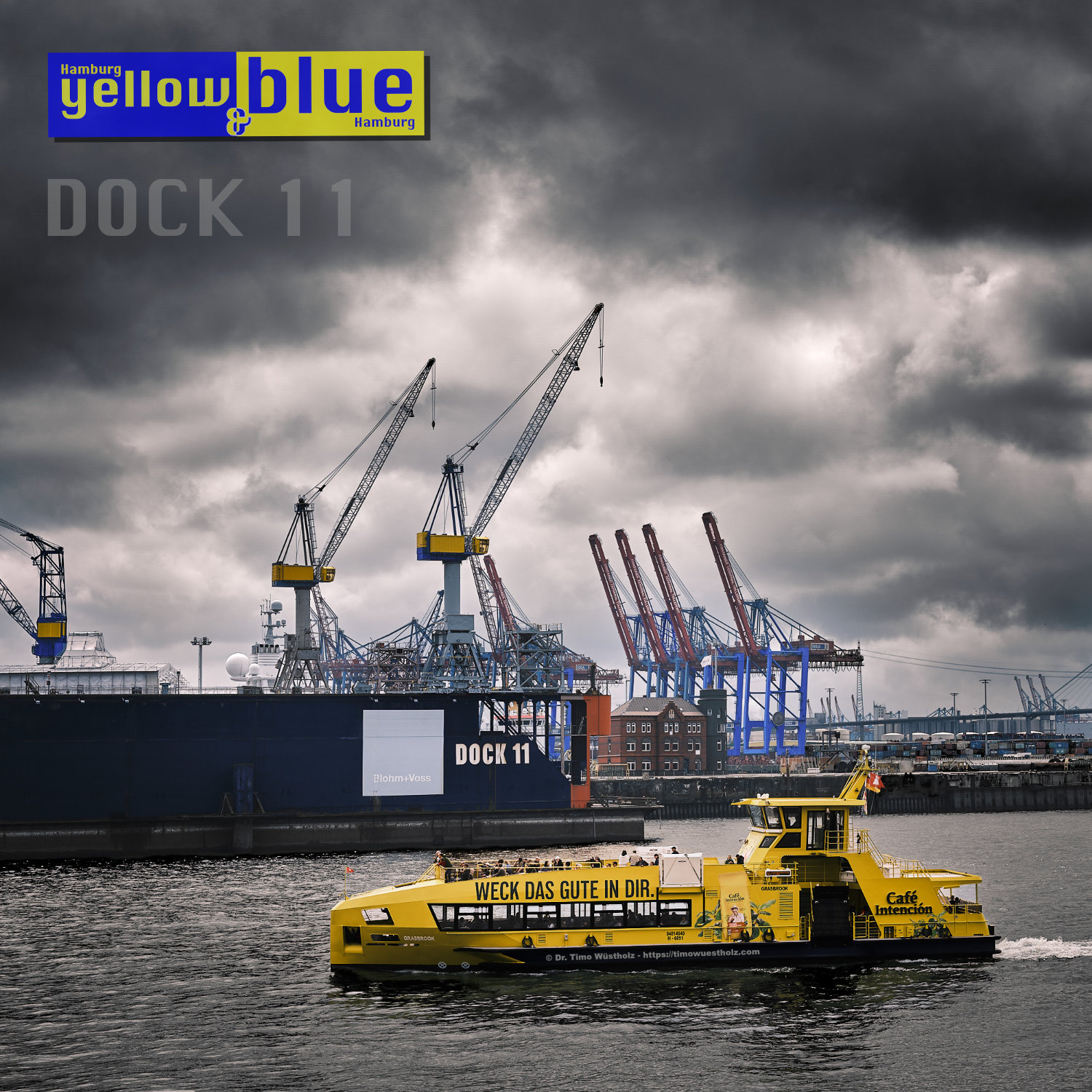 Reisefotografie: Ein gelbes Ausflugsschiff fährt entlang von Dock 11 - der Himmel ist erfüllt von dunklen Wolken, was einen interessanten Kontrast zum gelben Schiff darstellt.