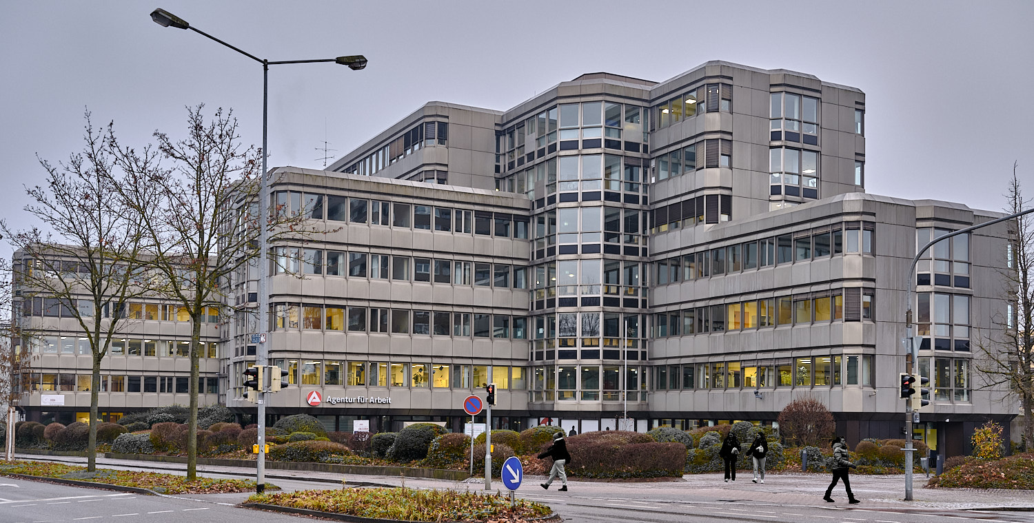 Architekturfotografie- und Immobilienfotografie. Abgebildet ist ein Verwaltungsgebäude in Heilbronn im typischen Architekturstil der 1980er Jahre