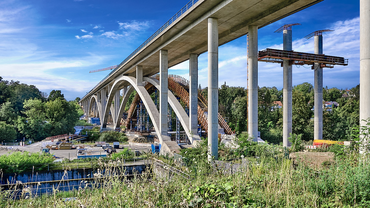 Werbe- und Produktofotgrafie: Abbildung einer Bogenbrücke von einer halbhohen Betrachterperspektive